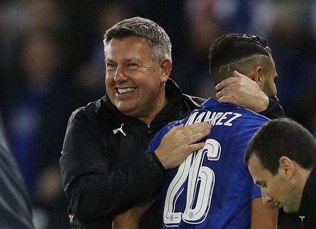 Kouč Leicesteru Craig Shakespeare s Rijádem Mahrízem během odvety proti Seville v Lize mistrů.