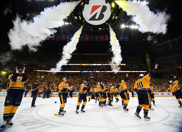 Hokejisté Nashvillu Predators oslavují premiérový postup do finále Stanley Cupu. Na domácím ledě vyhráli nad Anaheimem 6:3 a celou sérii ovládli v poměru 4:2 na zápasy.