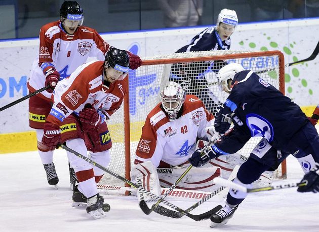 Zleva olomoučtí hráči Tomáš Dujsík, Jiří Ondrušek a brankář Branislav Konrád a hokejisté Plzně Jakub Pour (za brankou) a Nick Jones v šestém čtvrtfinále play off.