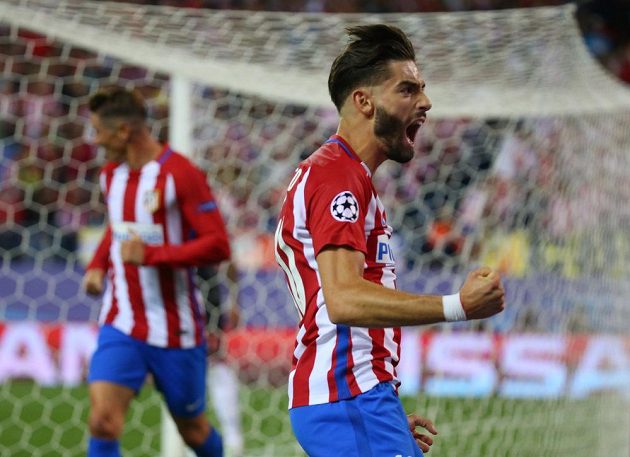 Záložník Atlétika Madrid Yannick Carrasco (vpředu) slaví gól proti Bayernu v zápase Ligy mistrů.