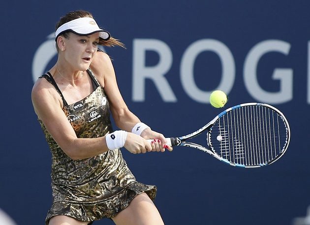 Agnieszka Radwaňská z Polska na turnaji v Torontu v utkání proti Francouzce Alizé Cornetové.