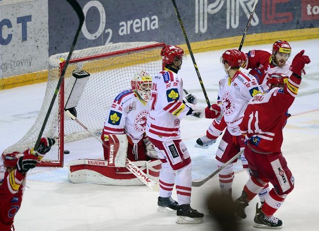 Třinecký brankář Šimon Hrubec inkasuje druhý gól z hole slávistického obránce Davida Šticha (není na snímku).