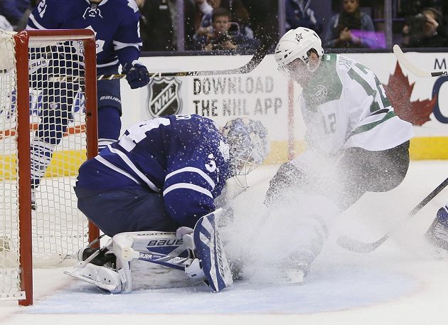 český útočník Dallasu Stars Radek Faksa (12) dotírá na brankáře Toronta Maple Leafs Jonathana Reimera (34).