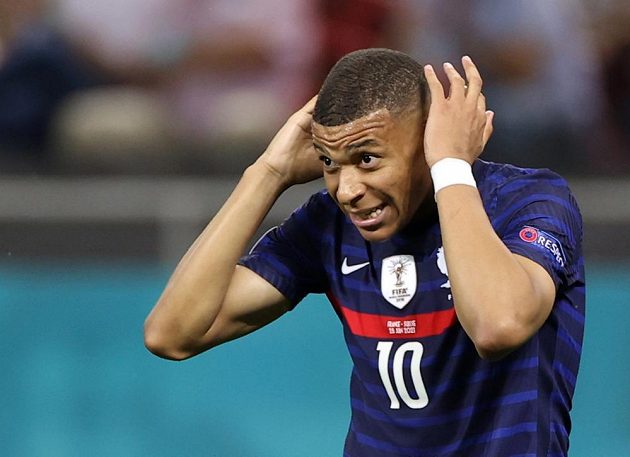 The expression of the French star Kylian Mbappé does not express satisfaction. 