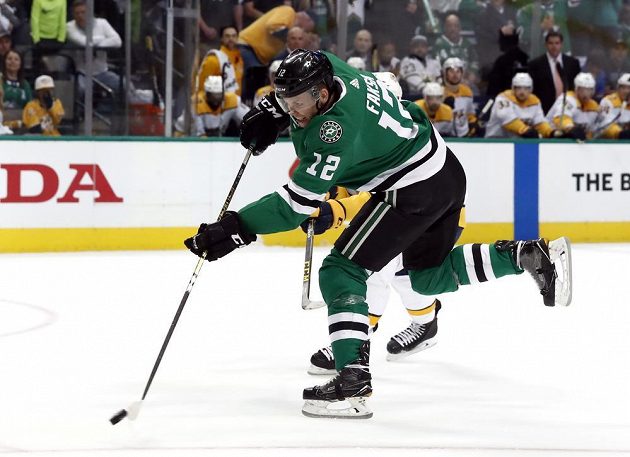 Český útočník Dallasu Stars Radek Faksa (12) střílí na branku Nashvillue Predators v utkání play off NHL.