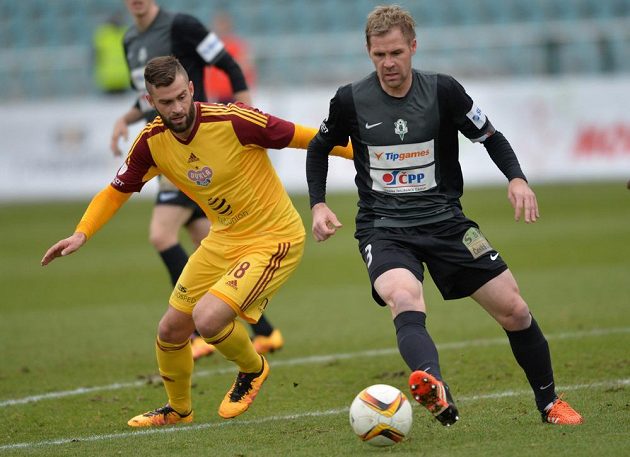 Útočník Dukly Václav Vašíček (vlevo) a Tomáš Hübschman z Jablonce v úvodním čtvrtfinále MOL Cupu.