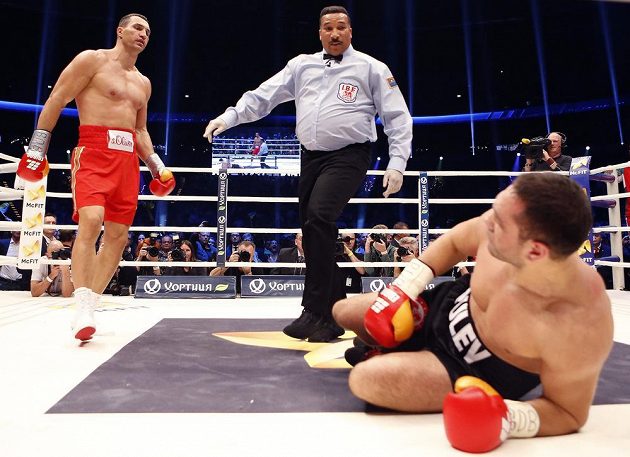 Bulharský vyzyvatel Kubrat Pulev skončil po háku Vladimira Klička na podlaze ringu.