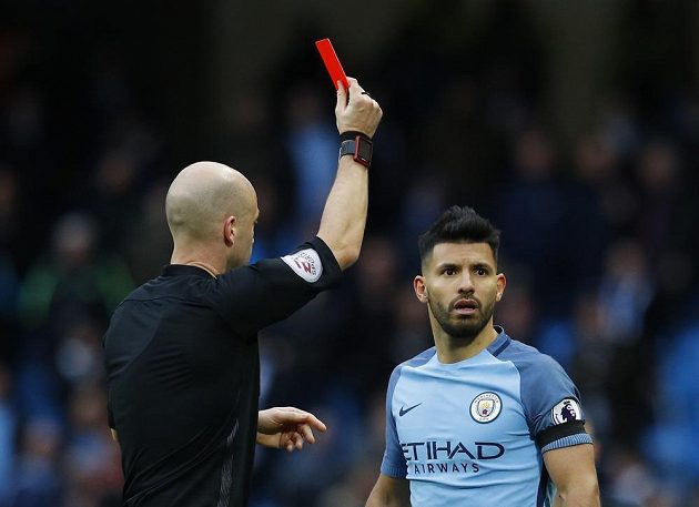 Sergio Agüero z Manchesteru City dostal v závěru utkání s Chelsea červenou kartu od sudího Anthonyho Taylora.