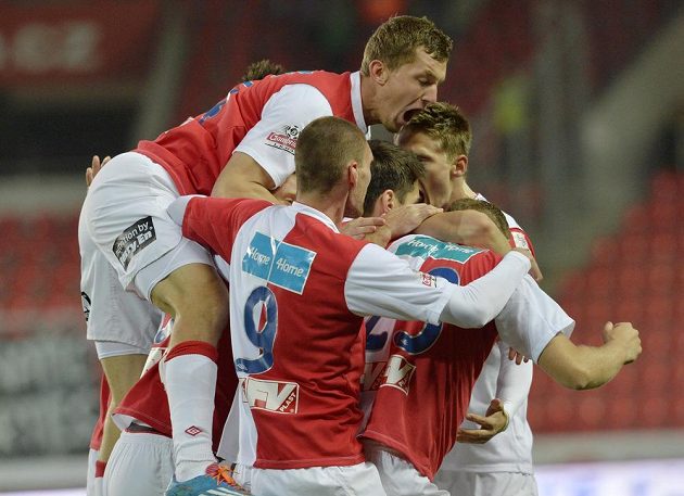 Tomáš Necid ze Slavie (nahoře) a jeho spoluhráči se radují z prvního gólu proti Příbrami..