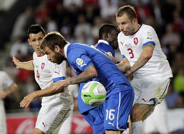 Daniele De Rossi (uprostřed) a český bek Michal Kadlec (vpravo) bojují o míč, vlevo přihlíží Marek Suchý.