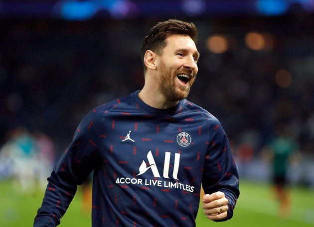 Lionel Messi v dobré náladě při rozcvičce před zápasem Ligy mistrů s Manchesterem City.