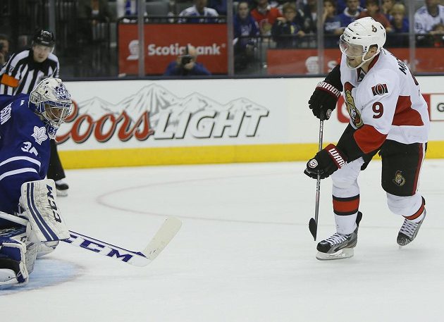 Křídelník Ottawy Senators Milan Michalek (č. 9) se snaží v samostatném nájezdu vyzrát na brankáře Toronta Maple Leafs Christopphera Gibsona.