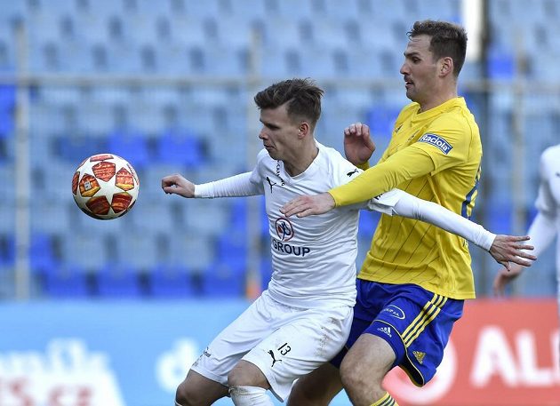 Patrik Hellebrand ze Slovácka a Tomáš Poznar ze Zlína v akci během utkání nejvyšší fotbalové soutěže.