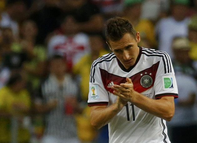Miroslav Klose vstřelil gól na konečných 2:2 v utkání s Ghanou, čímž vyrovnal střelecký rekord na MS Brazilce Ronalda.