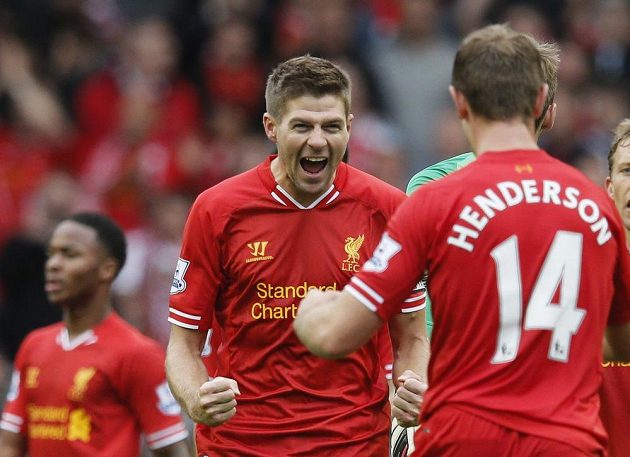 Kapitán Liverpoolu Steven Gerrard oslavuje se spoluhráčem Jordanem Hendersonem výhru nad Manchesterem United.