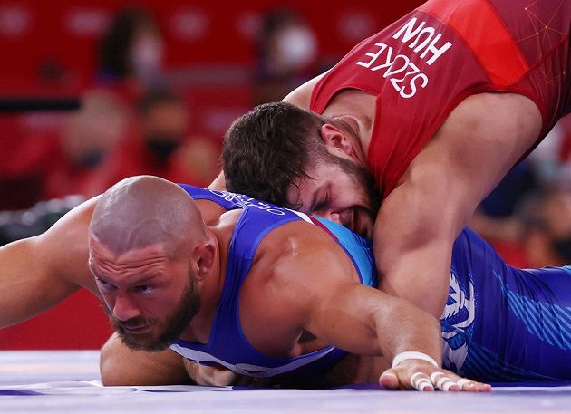 Český zápasník Artur Omarov (v modrém) v olympijském osmifinále s Maďarem Alexem Szökem.