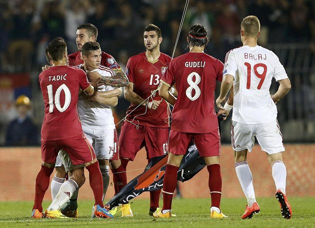 Mezi fotbalisty Srbska a Albánie vznikl konflikt poté, co hráči Srbska strhli vlajku Albánie, která se na dronu vznášela nad trávníkem.