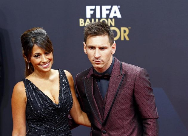 Argentinský fotbalista Lionel Messi dorazil na vyhlášení ankety Zlatý míč FIFA i s partnerkou Antonellou Roccuzzovou.