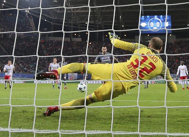 Fotbalista Besiktase Alvaro Negredo překonává z penalty Petera Gulacsiho v utkání 6. kola Ligy mistrů.