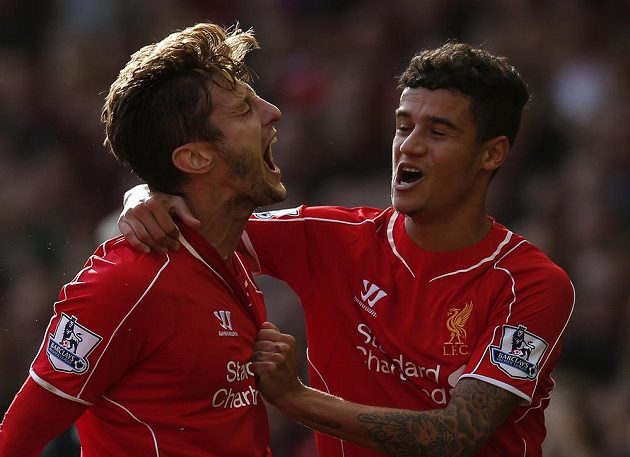 Liverpoolský Adam Lallana (vlevo) otevřel skóre zápasu s West Bromwichem a mohl slavit s Philippem Coutinhem.