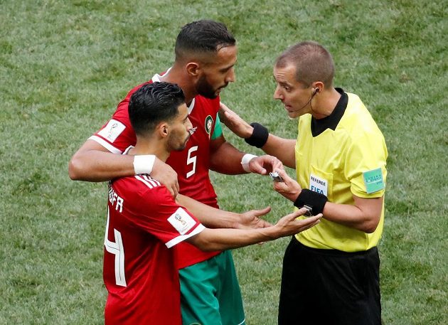 Fotbalisté Maroka diskutují s rozhodčím Markem Geigerem, který pískal jejich zápas MS s Portugalskem. Měli výhrady k jeho výrokům.