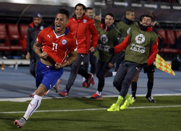 Pětadvacetiletý forvard Eduardo Vargas se v pondělní noci stal chilským hrdinou, když dvěma góly skolil Peru.