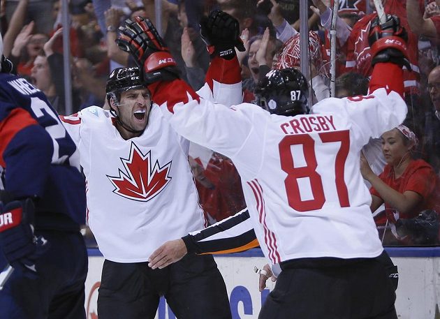 Útočník John Tavares a kanadský kapitán Sidney Crosby oslavují ve druhé třetině zápasu proti USA gól Patriceho Bergerona (není na snímku).