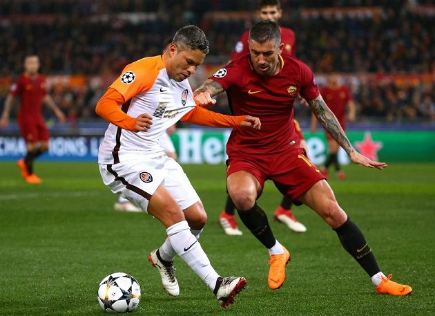 Aleksandar Kolarov z AS Řím se snaží obrat o míč Marlose ze Šachtaru Doněck.