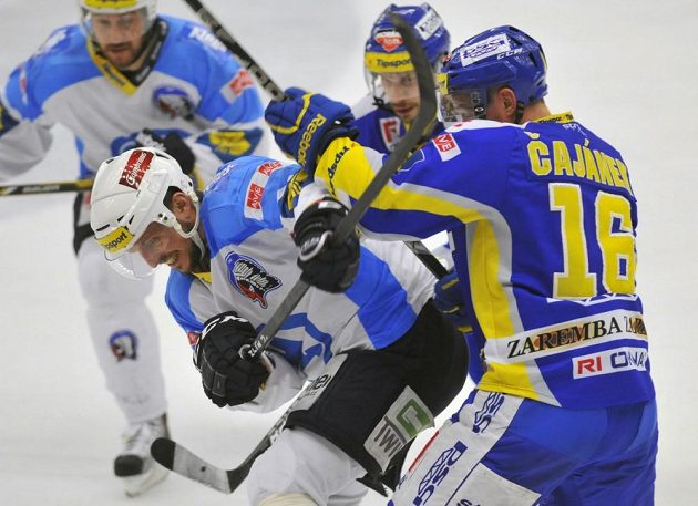 Petr Čajánek ze Zlína (vpravo) a Petr Vampola z Plzně (třetí zprava) v úvodním finále hokejové extraligy.