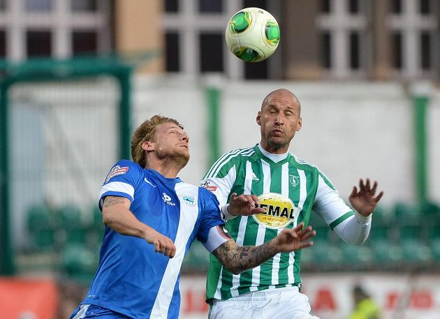 Radoslav Kováč z Liberce (vlevo) a Ivan Lietava z Bohemians 1905 ve vzdušném souboji.