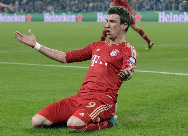 Mario Mandžukič se raduje poté, co vstřelil gól Bayernu Mnichov v odvetě čtvrtfinále Ligy mistrů proti Juventusu Turín.