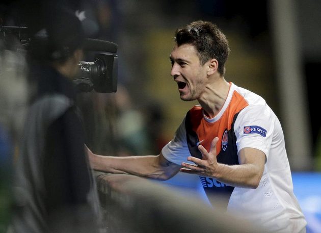 Argentinec Facundo Ferreyra ze Šachtaru Doněck slaví vstřelený gól v úvodním čtvrtfinále EL na půdě Bragy.