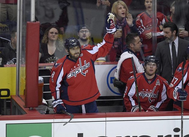Alex Ovečkin děkuje bouřícím divákům za ovace poté, co dosáhl hranice 1000 bodů v NHL.