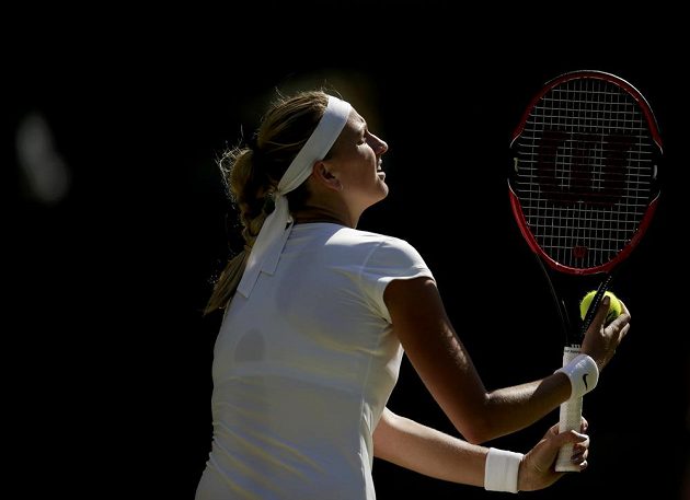 Česká tenistka Petra Kvitova se chystá na podání v zápase třetího kola Wimbledonu proti Jeleně Jankovičové ze Srbska.