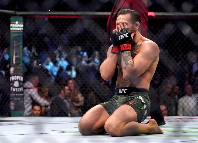 Dojatý Conor McGregor po svém vítězném návratu do UFC, při kterém zdolal Donalda Cerroneho.