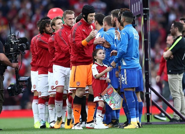 Brankář Petr Čech a další hráči Arsenalu se zdraví s fotbalisty Leiceteru před prvním zápasem nového ročníku Premier League.