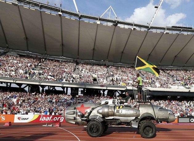 Usain Bolt zdraví diváky v Londýně ze svérázné rakety, která ho dovezla na start běhu na 100 metrů.