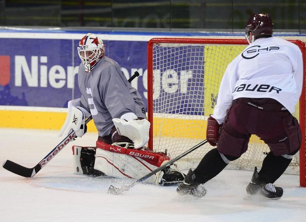 Hokejová Sparta Praha vyjela poprvé na led. Na snímku je nová brankářská jednička holešovického klubu Rastislav Staňa.