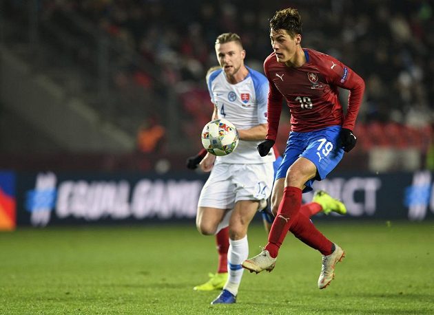 Patrik Schick se chystá vstřelit úvodní branku zápasu. Vlevo přihlíží Milan Škriniar ze Slovenska.
