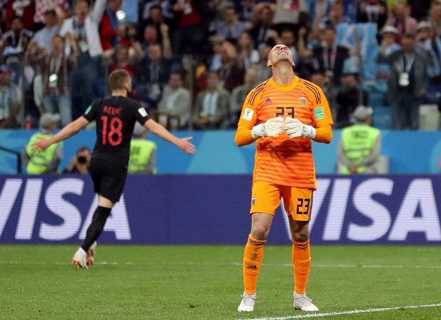 Argentinský gólman Willy Caballero po obrovské chybě, která dostala Chorvaty do vedení.