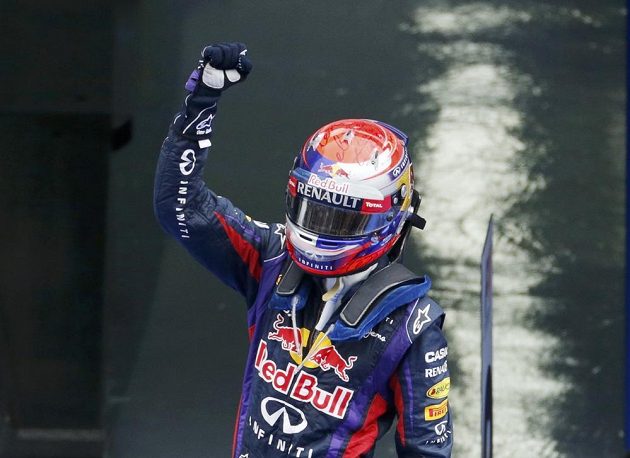 Sebastian Vettel oslavuje své čtvrté vítězství v řadě a navýšení náskoku na čele pořadí MS formule 1.