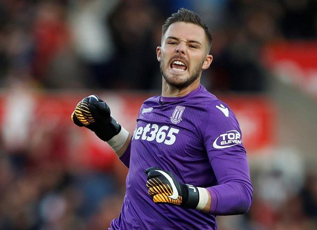Brankář Jack Butland ze Stoke City oslavuje gól v duelu proti Manchesteru United.