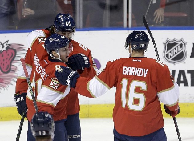 Jaromír Jágr (68) a Aleksander Barkov (16) z Floridy gratulují Jonathanu Marchessaultovi (81) ke vstřelené brance proti New Jersey.