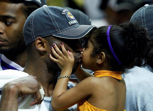 Kobe Bryant s malou Giannou na snímku z června 2009, kdy Los Angeles Lakers porazili Orlando Magic a stali se šampiony NBA.