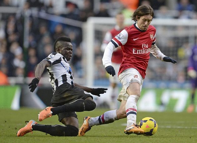Záložník Arsenalu Tomáš Rosický (vpravo) v souboji s Cheickem Tiotém z Newcastlu.