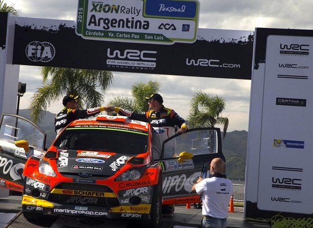 Martin Prokop (vpravo) a Jan Tománek na cílové rampě Rallye Argentina 2015.