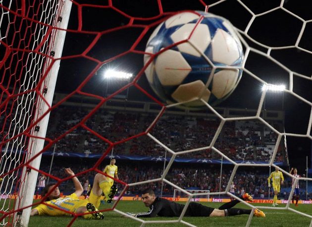 Denys Dedečko (vlevo) z Astany si v duelu proti Atlétiku Madrid vstřelil vlastní gól.