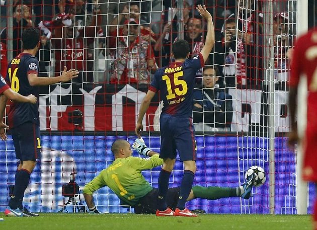 Barcelonští fotbalisté Victor Valdes (uprostřed), Sergio Busquets (vlevo) a Marc Bartra reagují po inkasovaném gólu od Thomase Müllera z Bayernu v úvodním semifinále Ligy mistrů.