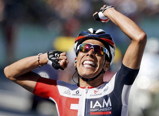 Kolumbijec Jarlinson Pantano se raduje z triumfu v patnácté etapě Tour de France.