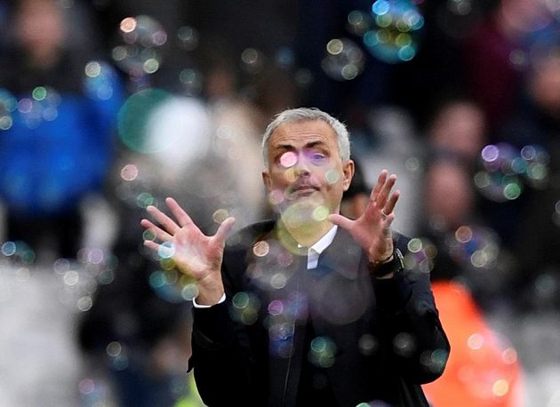 Manažer Tottenhamu José Mourinho chytá bubliny, symbol klubové hymny rivava - West Hamu.